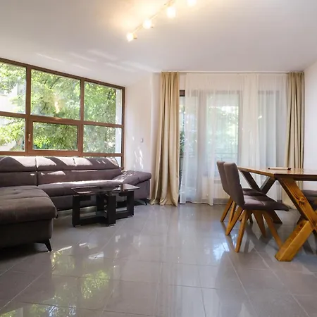 2-bedroom In The Center Apartment *