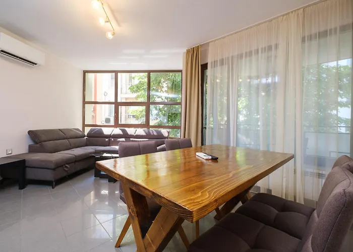 2-bedroom In The Center Apartment